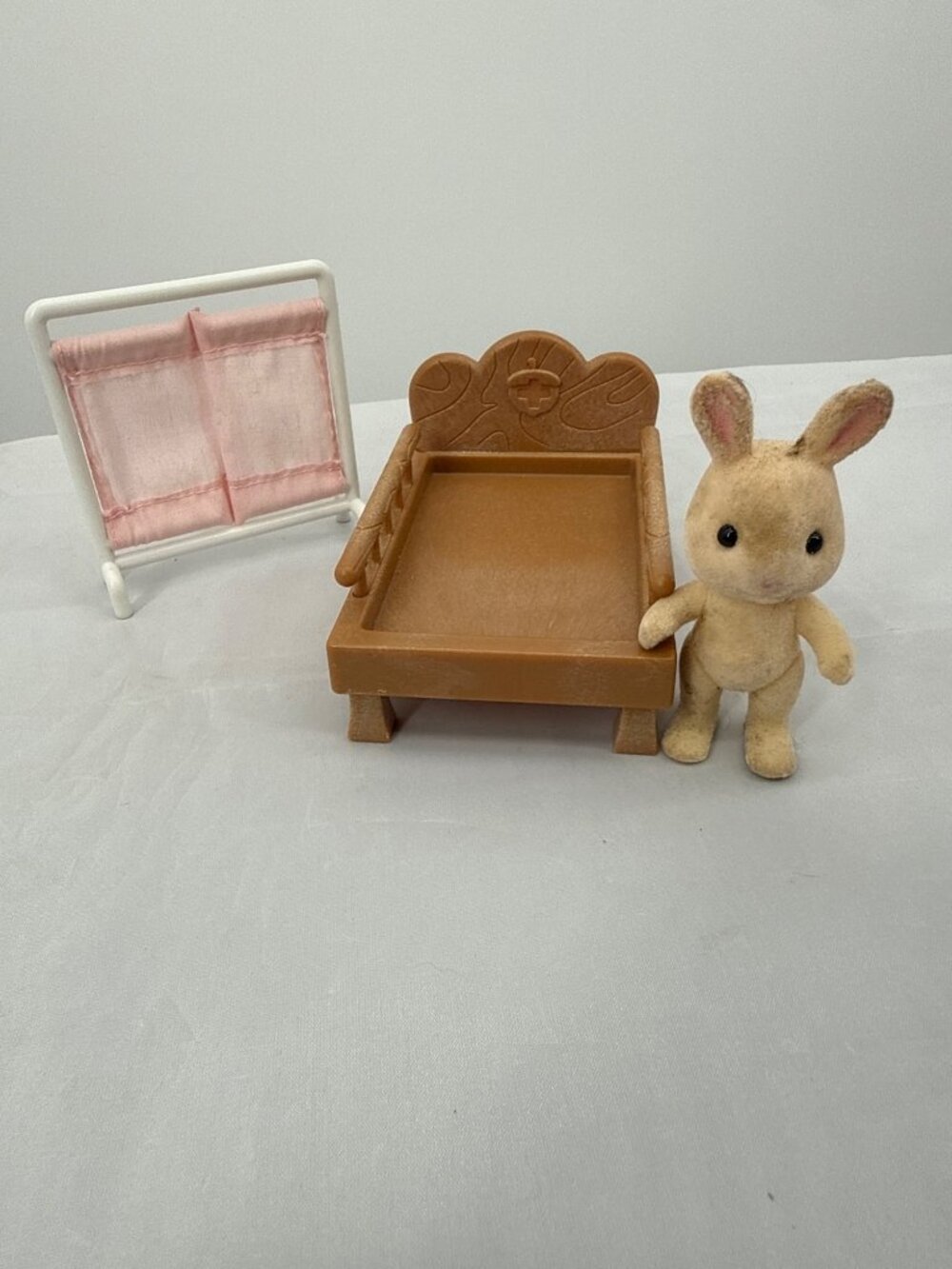 Lil Woodzeez Miniature Bunny Medical Set Acorn Bed & Screen Dollhouse Lot